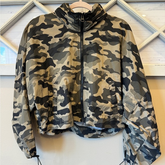 Zara camouflauge‎ jacket size large crop - Picture 2 of 8